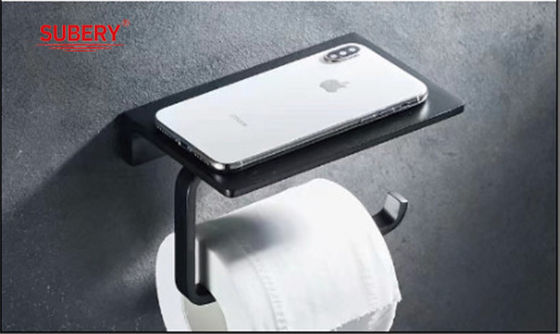 Carregador de papel higiénico montado na parede de cor preta com prateleira para celular