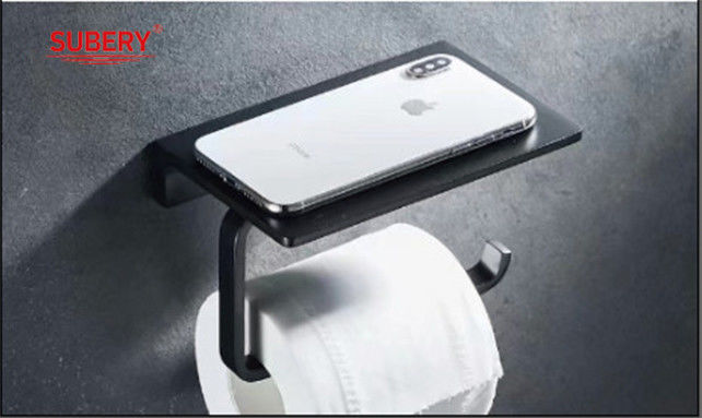 Carregador de papel higiénico montado na parede de cor preta com prateleira para celular